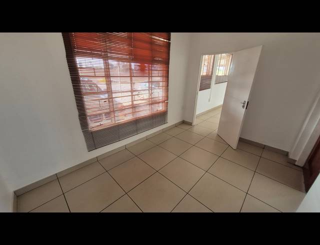329M² WAREHOUSE TO LET IN APEX